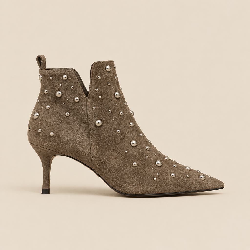 Botín taupe con tachuelas perfil fondo beige